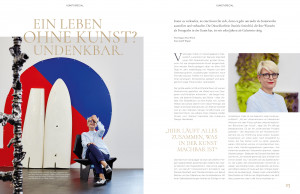 Galerieräume. Editorialdoppelseite, Belegexemplar mit Kunst, Galerieräumen und blonder kurzhaariger Frau.