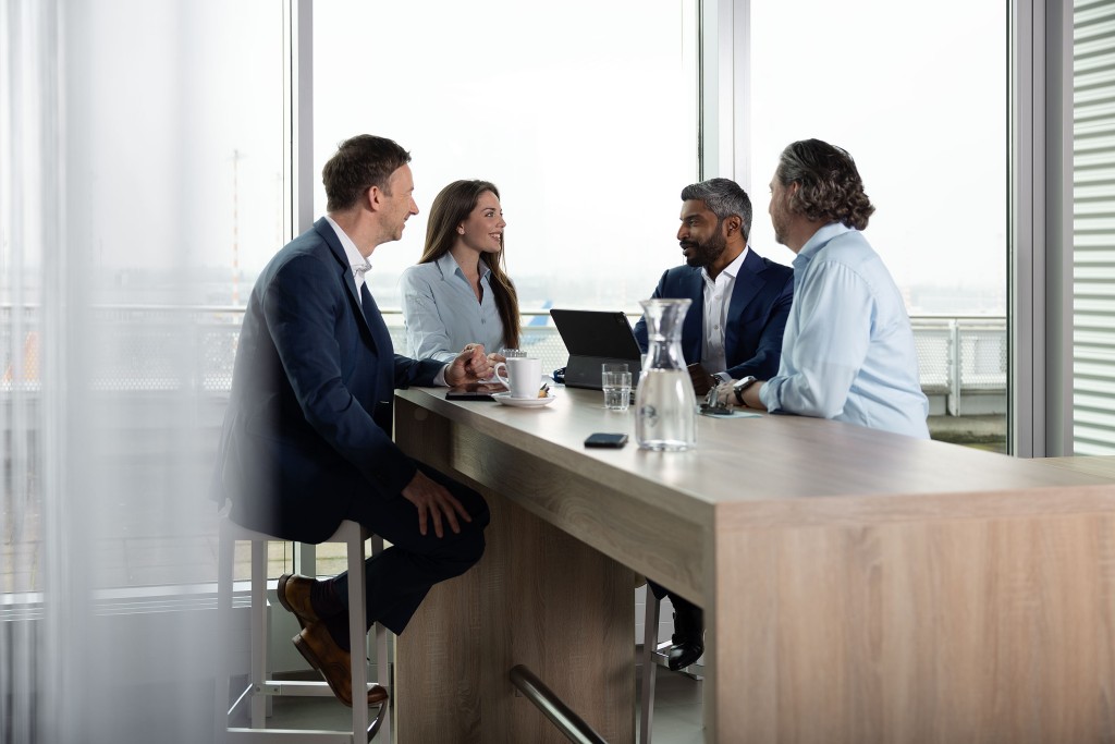 Corporate Dokumentation für den Düsseldorfer Flughafen. Corporatefotografie der beiden Geschäftsführer des Düsseldorfer Flughafens im Gespräch. Businessfotografie vom Feinsten.
